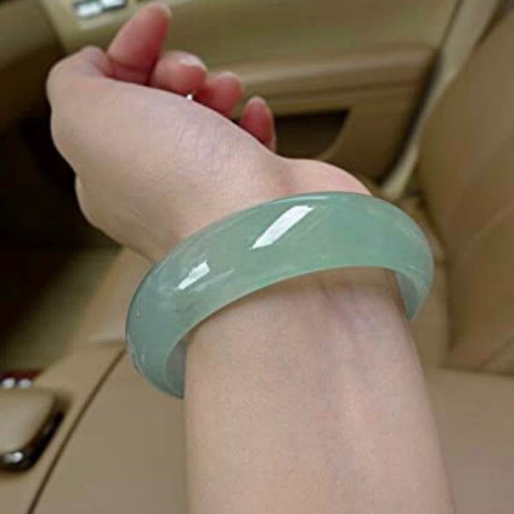 Elegant Jade Bangle Bracelet